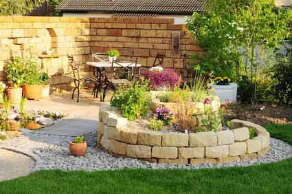 Natursteinmauer und Gartengestaltung in Pfronten